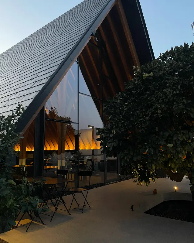 밤에 보는 카페 외관