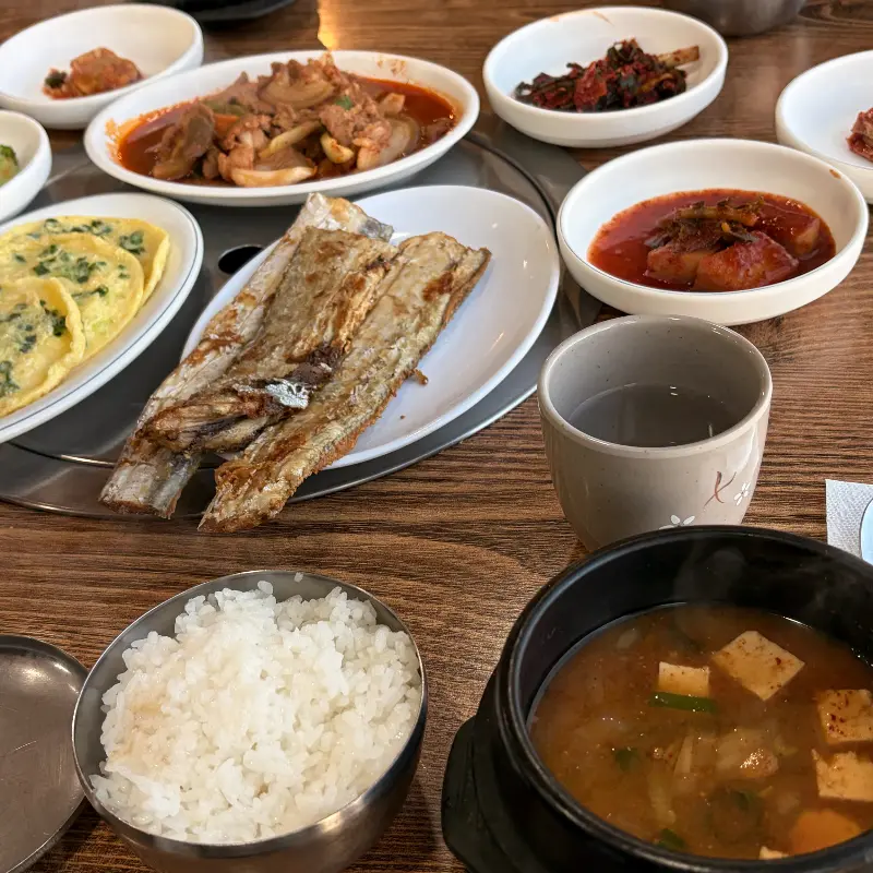 만 원 정식의 다양한 반찬들