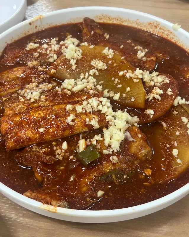 마늘이 듬뿍 올려진 갈치조림
