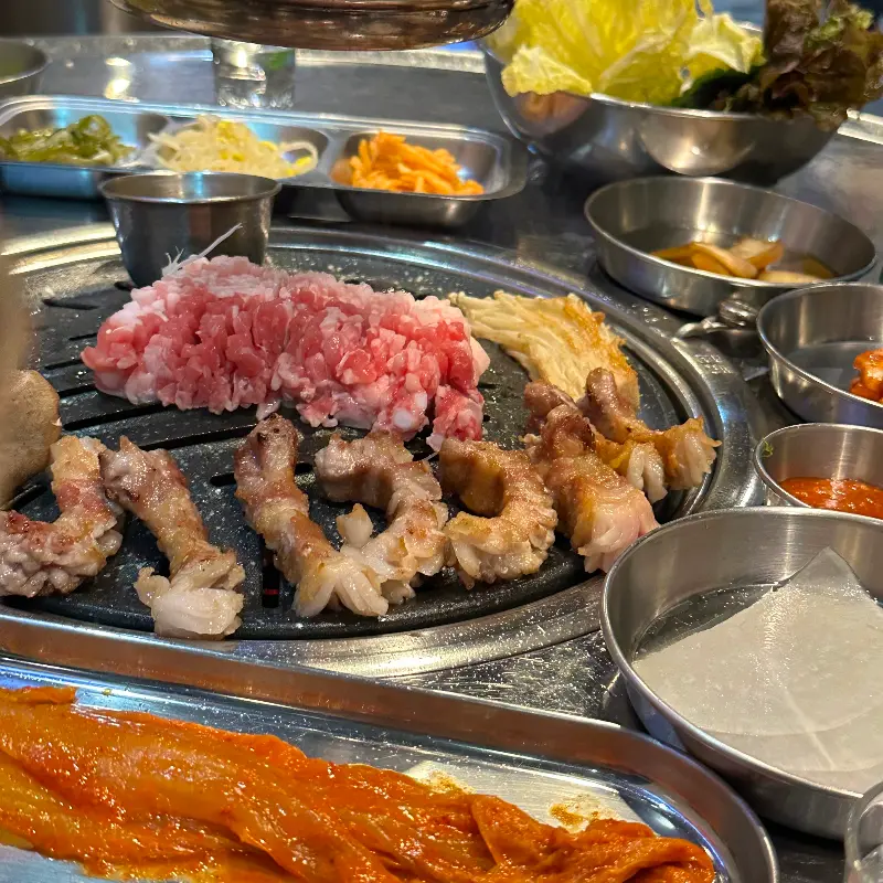 다양한 밑반찬과 흑돼지