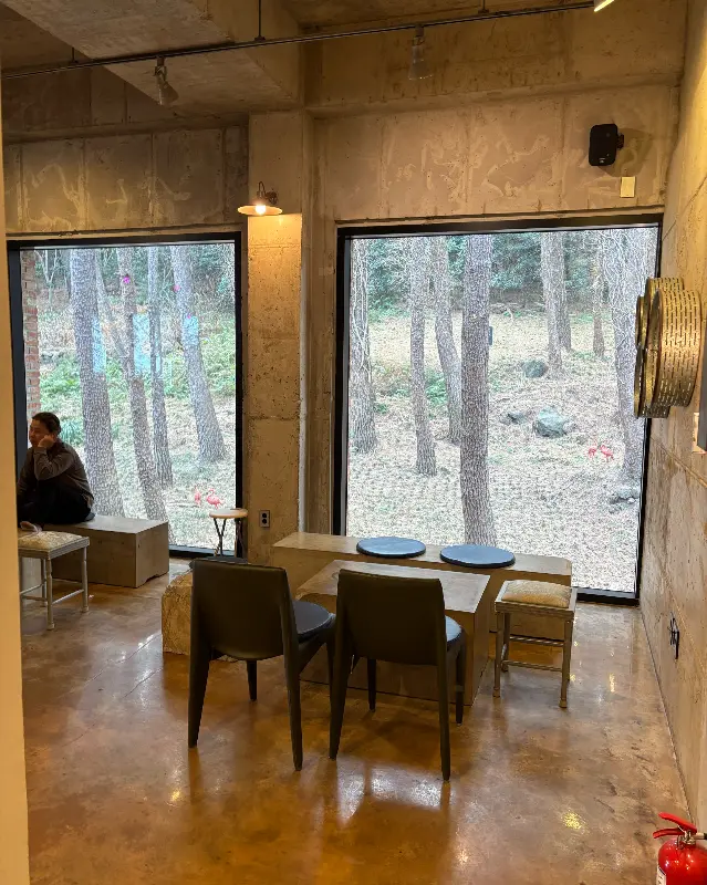 카페 곳곳에 놓인 아기자기한 소품들이 감성을 더한다.