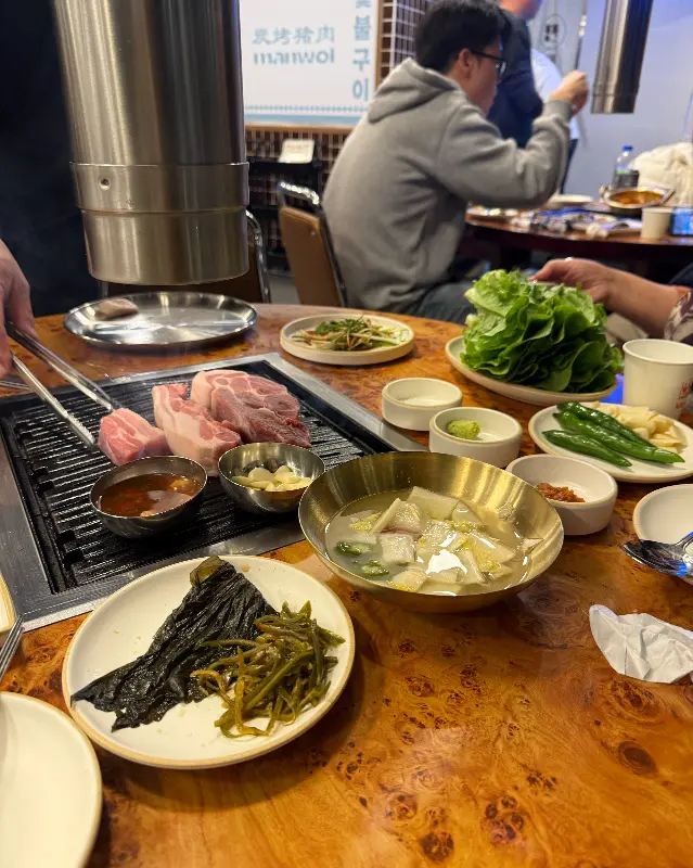 만월 숯불구이 내부 모습