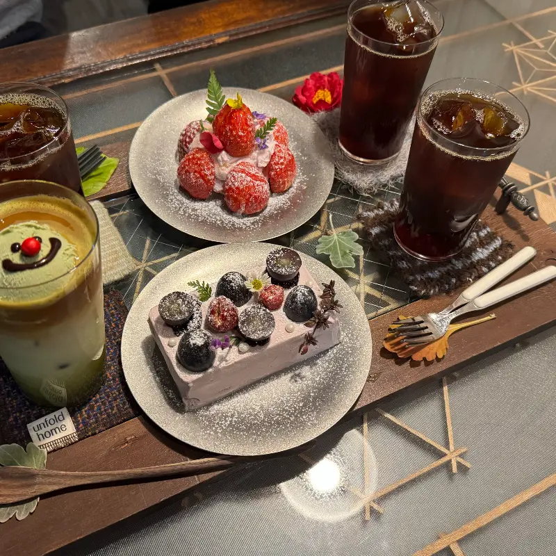 테이블 위에 놓인 꽃 장식