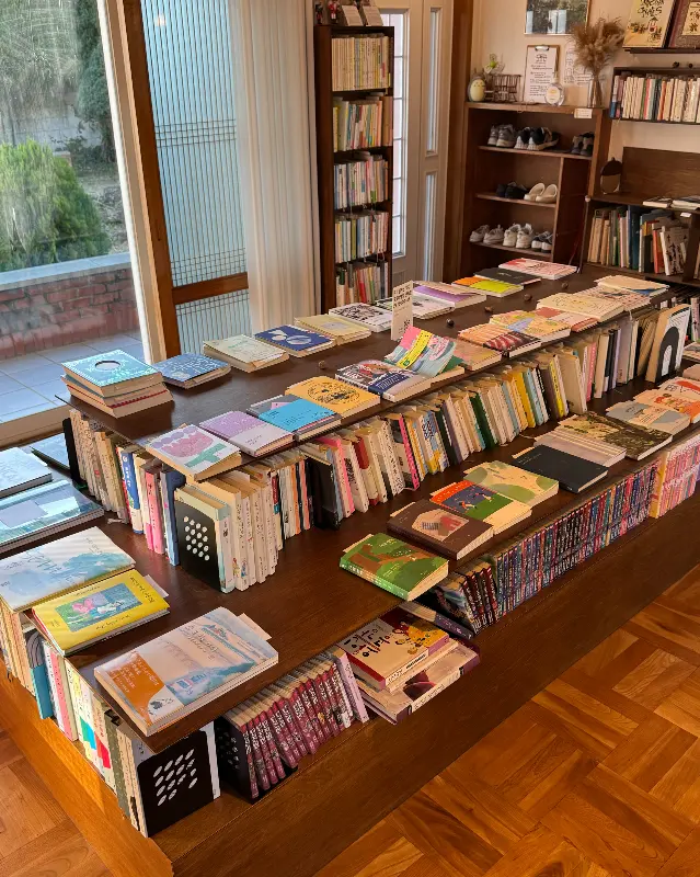 다양한 책들이 가득한 테이블