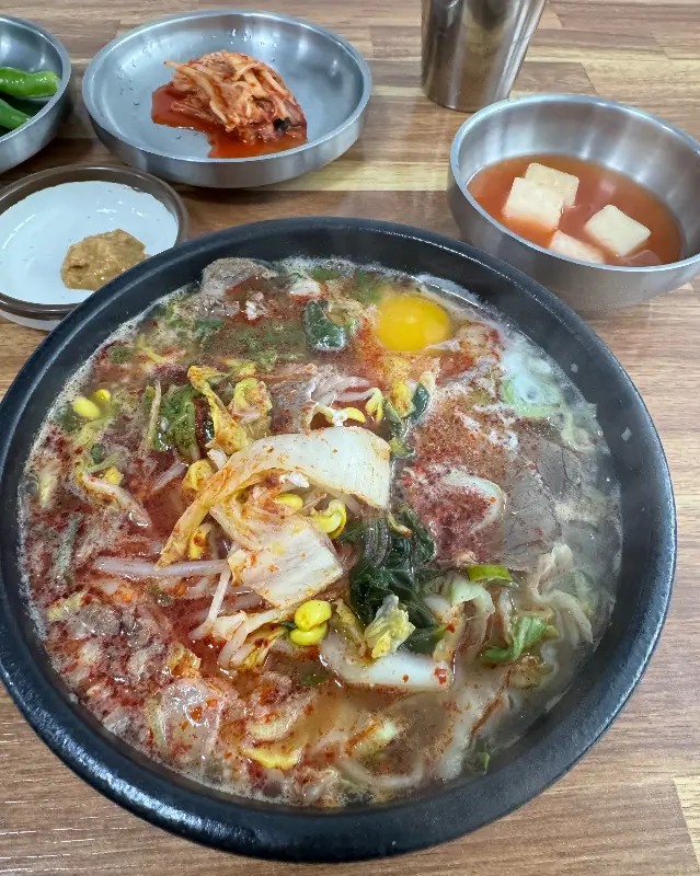 계란이 풀어져 있는 해장국