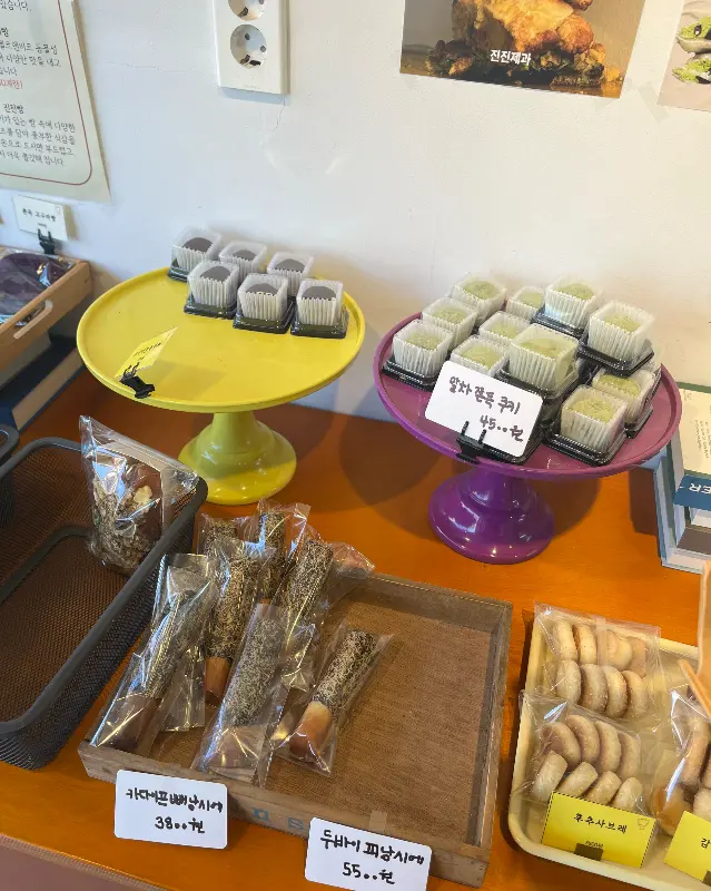 진열대의 디저트