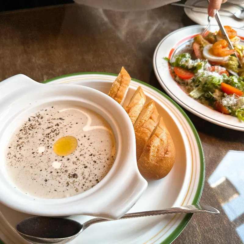 버섯 크림 스프와 오픈 샌드위치