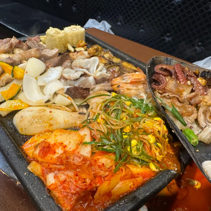 흑돼지 해물 삼합 푸짐한 한 상