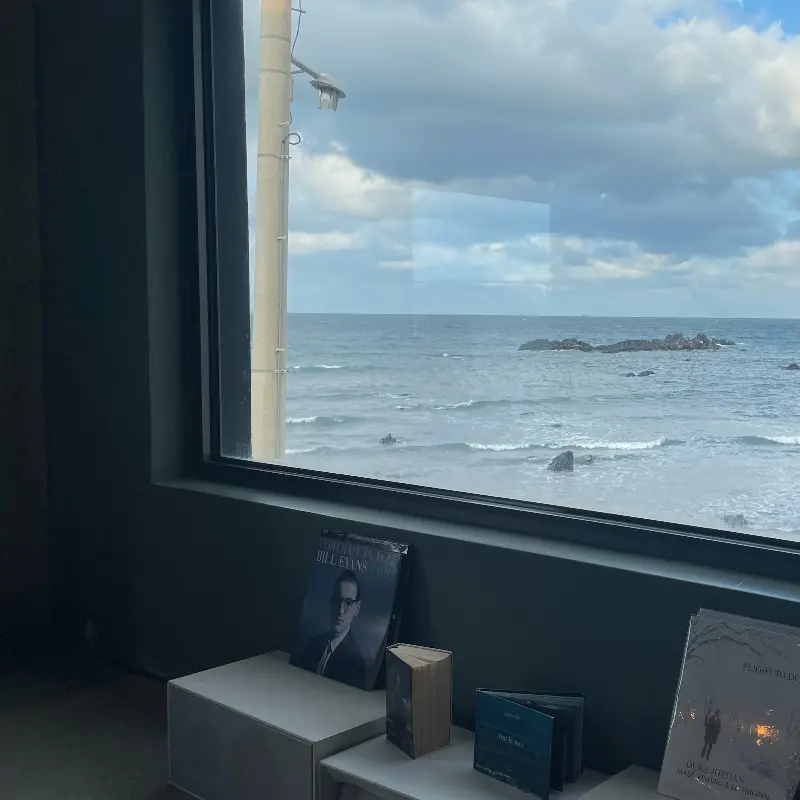 카페 내부 창가 좌석의 모습