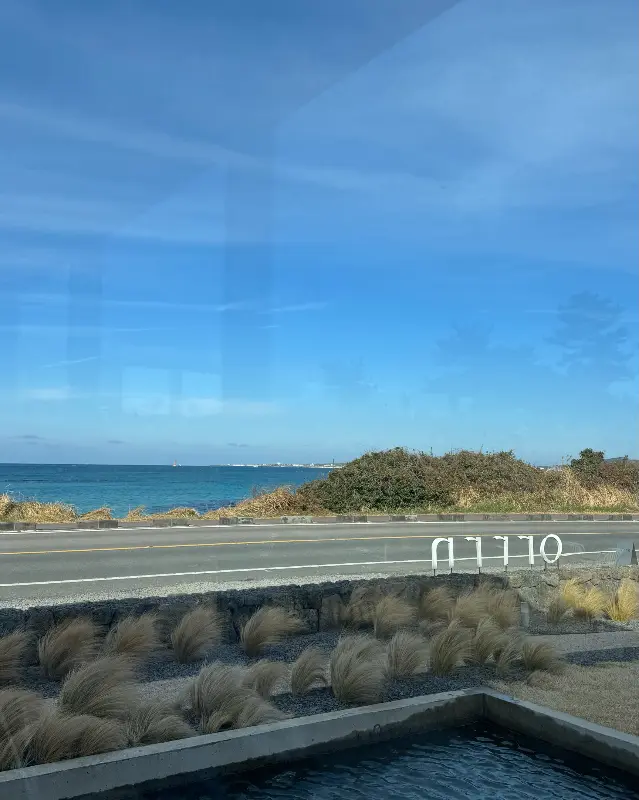 맑은 날, 카페에서 바라본 제주 바다의 아름다운 풍경