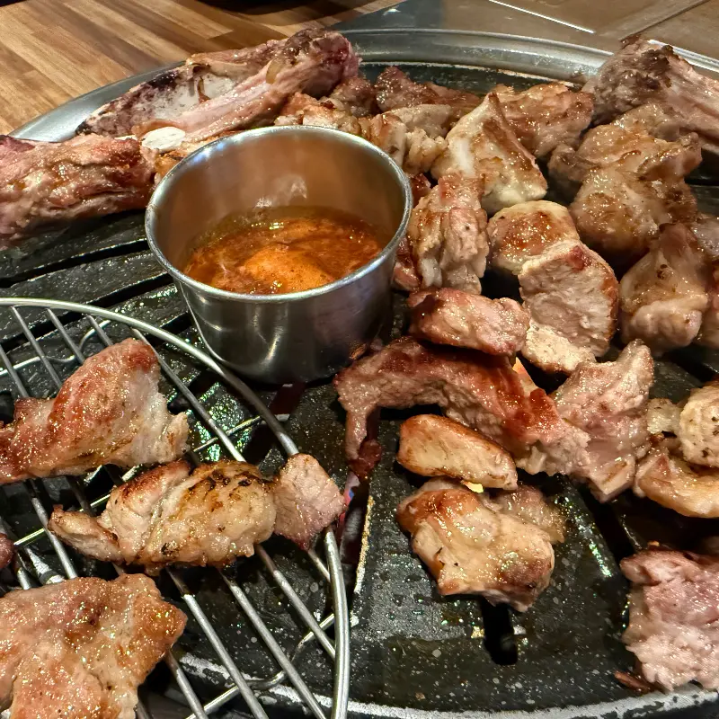 숯불 위에서 구워지는 통갈비