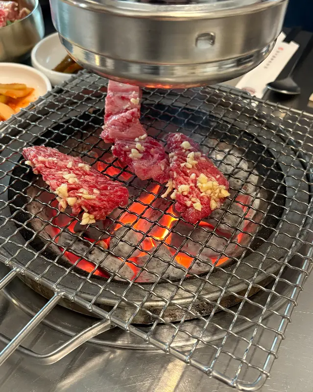 숯불 위에서 익어가는 마농갈비