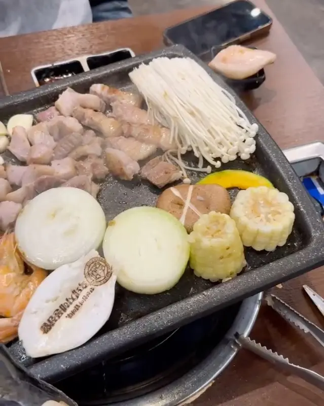 노릇하게 구워진 흑돼지와 야채