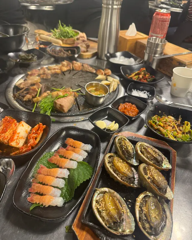 다채로운 밑반찬과 흑돼지 한 상 차림