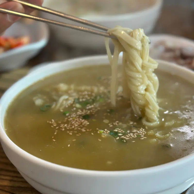 젓가락으로 면을 들어올린 모습