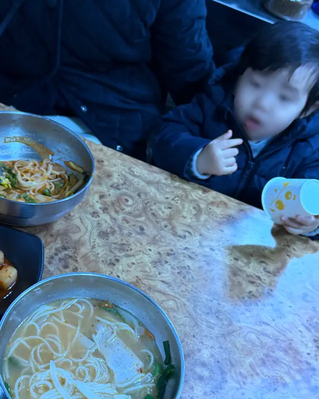 아이와 함께 식사하는 모습