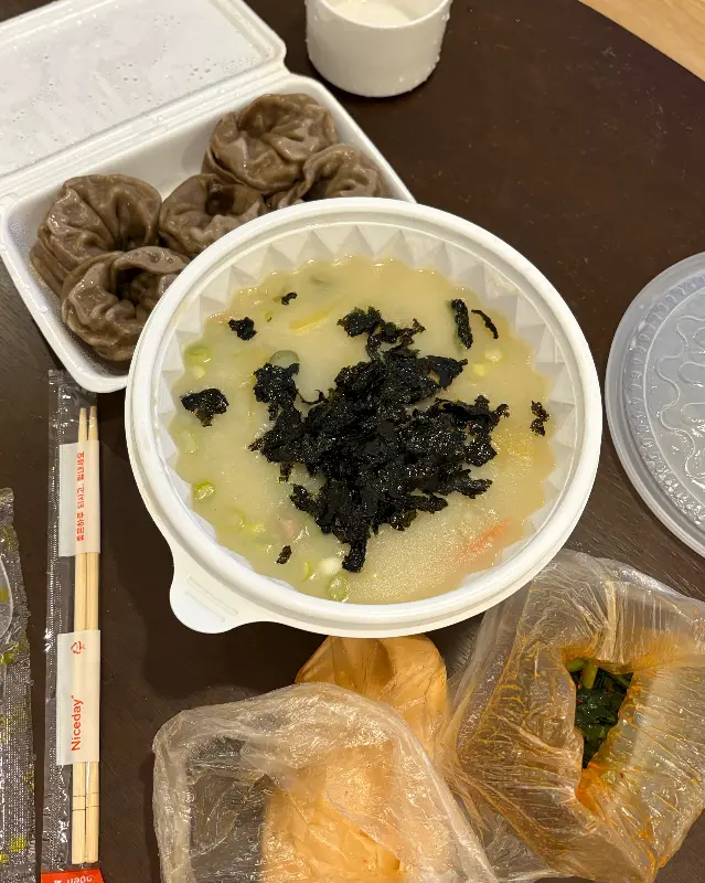 포장해온 옹심이칼국수와 메밀만두