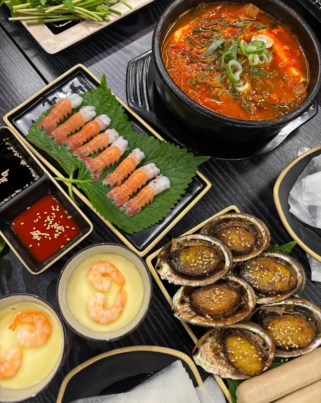 흑돼지, 전복, 딱새우, 김치찌개 등 푸짐한 한 상 차림