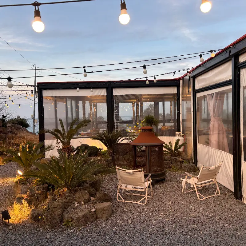 해질녘 야외 테이블 풍경