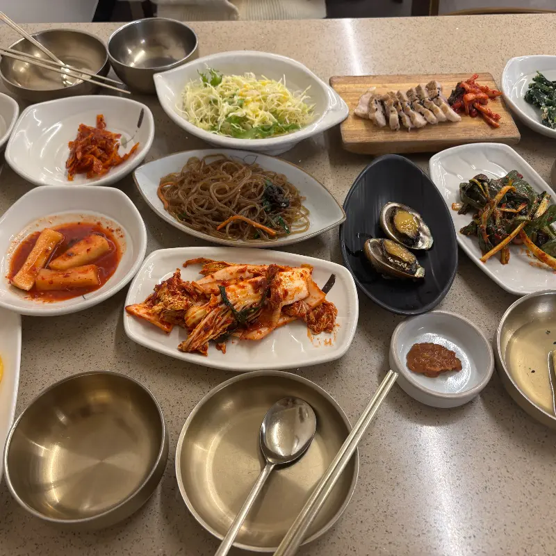 푸짐한 한 상 차림, 돔베고기와 생선구이가 눈에 띈다