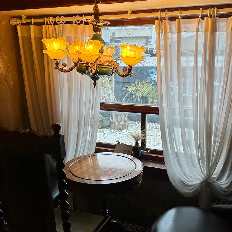 카페 내부 조명