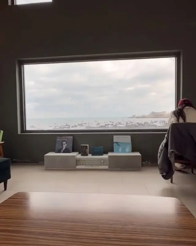 카페 내부에서 바라본 바다 풍경