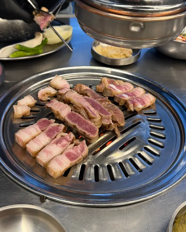 흑돼지 오겹살 굽는 모습