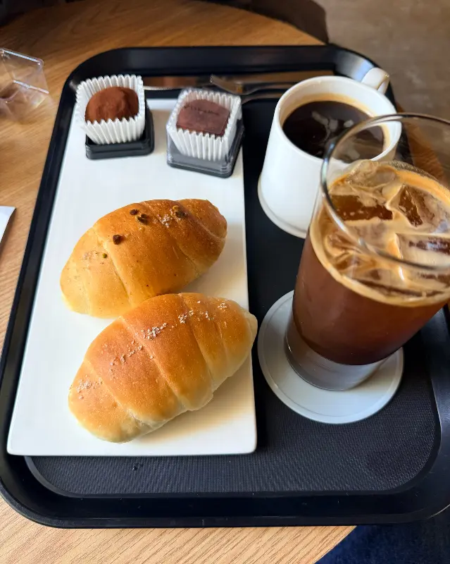 두바이 소금빵과 커피