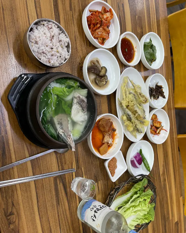 한 상 가득 차려진 음식