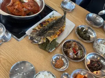 미식 연구원의 서귀포 맛집 탐방기: 성산 고등어의 과학적 서귀포 김치 쌈밥 실험