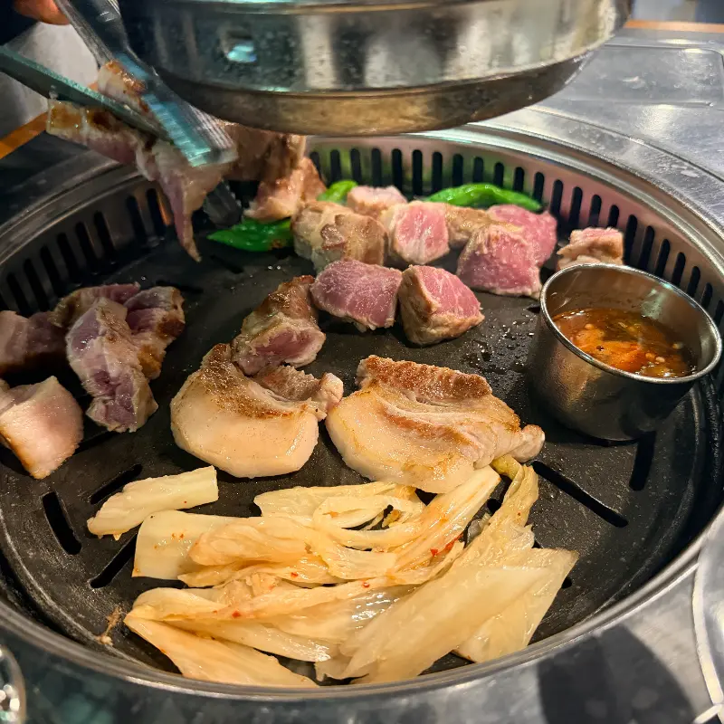 노릇하게 구워진 흑돼지