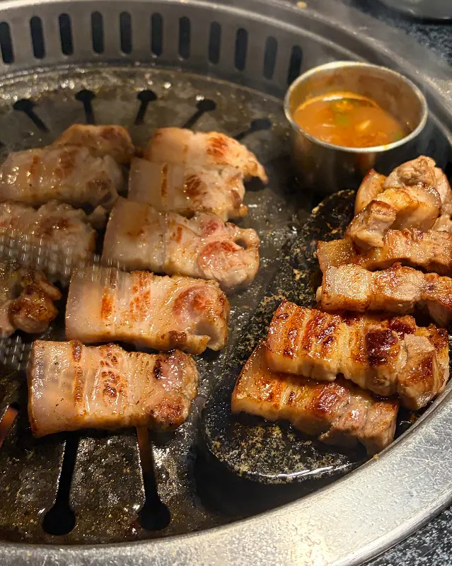 노릇노릇 구워진 흑돼지 오겹살