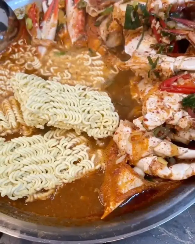 꽃게탕에 라면 사리를 넣어 끓인 모습