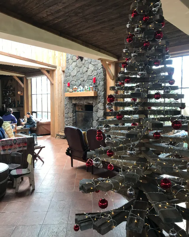 벽난로가 있는 친봉산장 내부