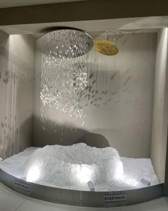 눈 덮인 화산을 형상화한 듯한 조형물