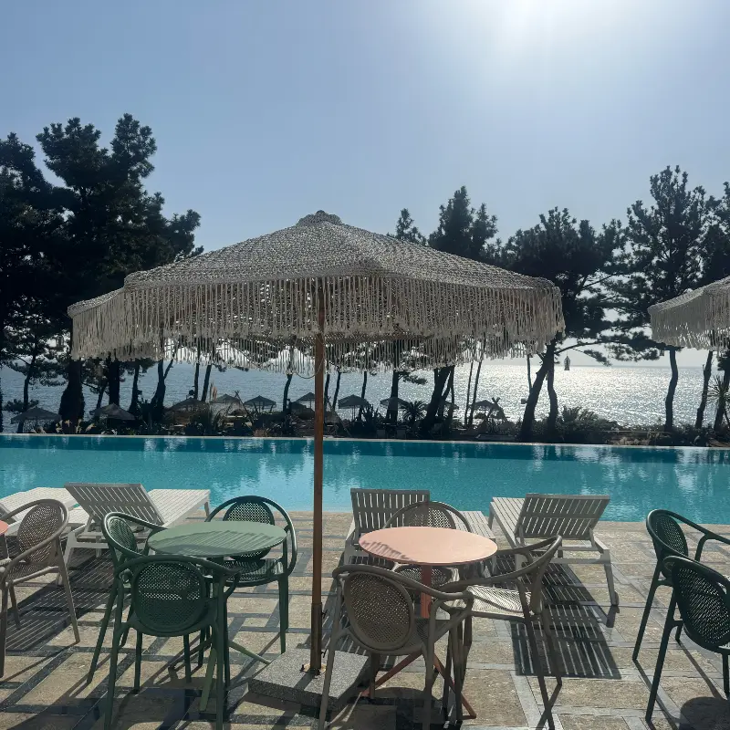 수영장과 바다가 보이는 야외 테이블