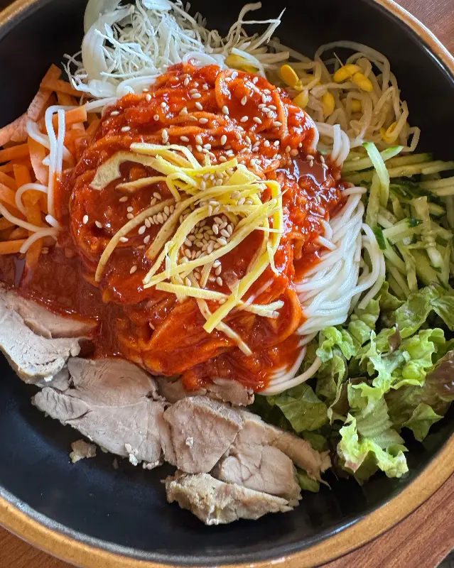 푸짐한 비빔국수