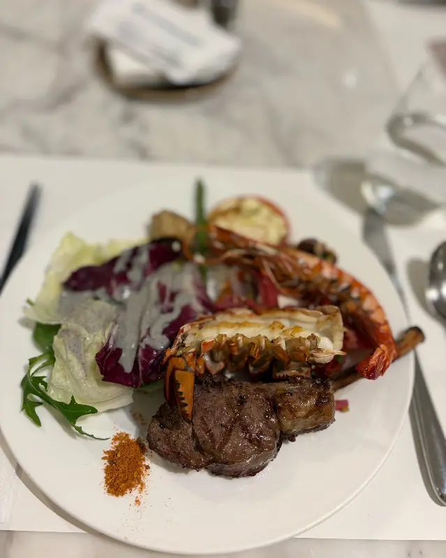 랍스터, 스테이크, 새우 등이 담긴 접시