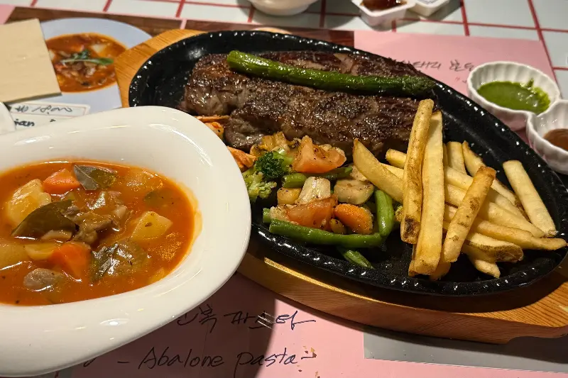 카우보이스테이크와 새우 오일 파스타