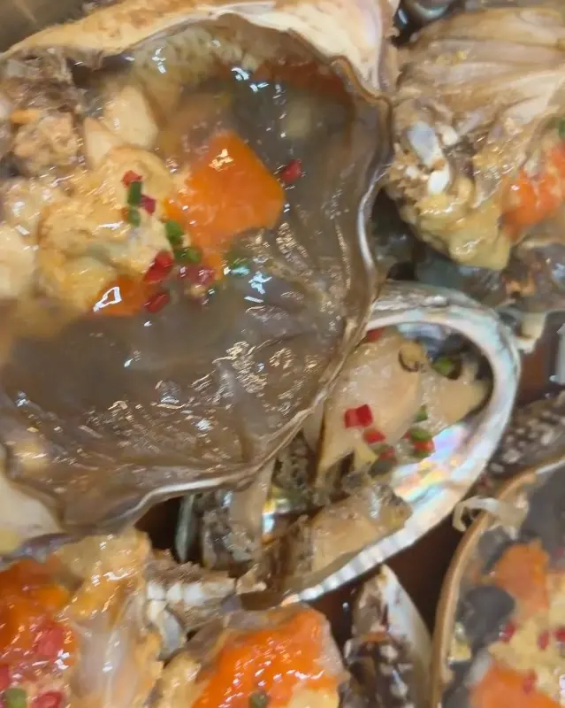 게딱지에 가득 찬 알과 살이 신선함을 보여주는 간장게장