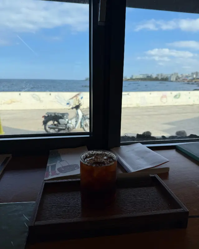 창가 자리에 놓인 커피