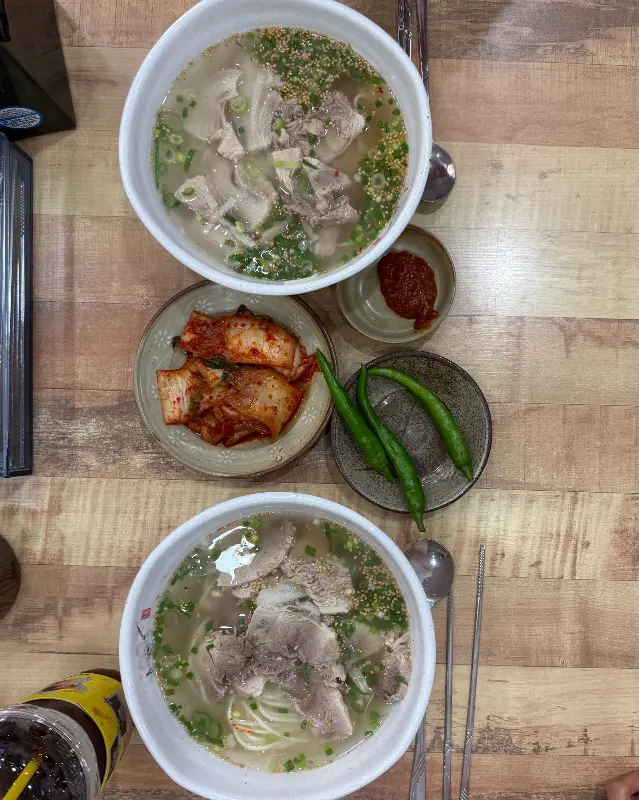 고기국수와 반찬 전체 샷