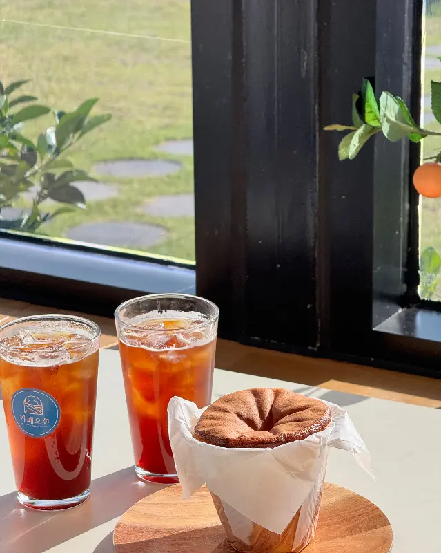 창밖 풍경과 함께 즐기는 커피와 카스테라