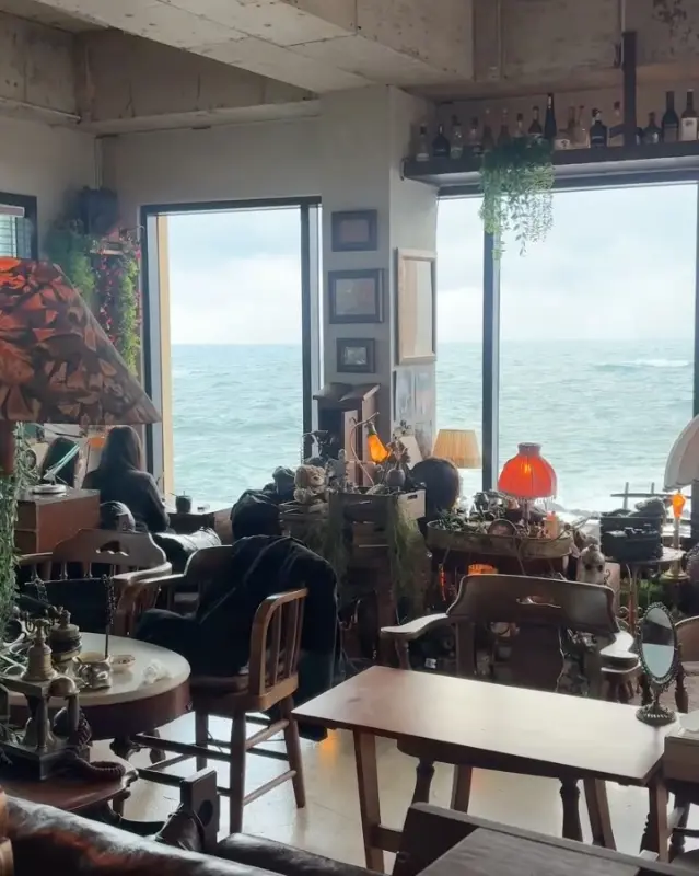 앨범외도 내부, 앤티크 가구와 소품들이 조화롭게 배치된 모습