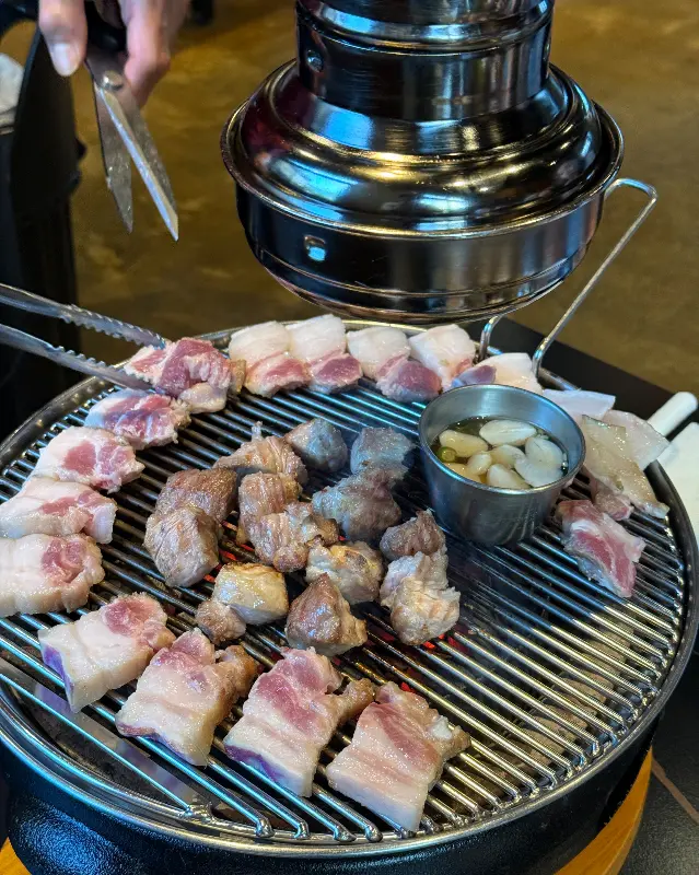 흑돼지 굽는 모습