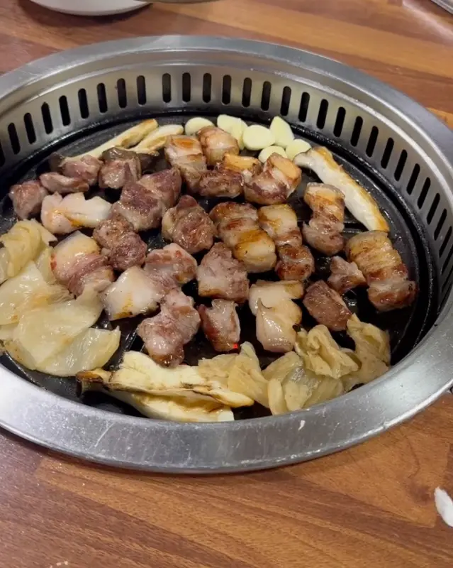 숯불 위에서 익어가는 흑돼지 오겹살