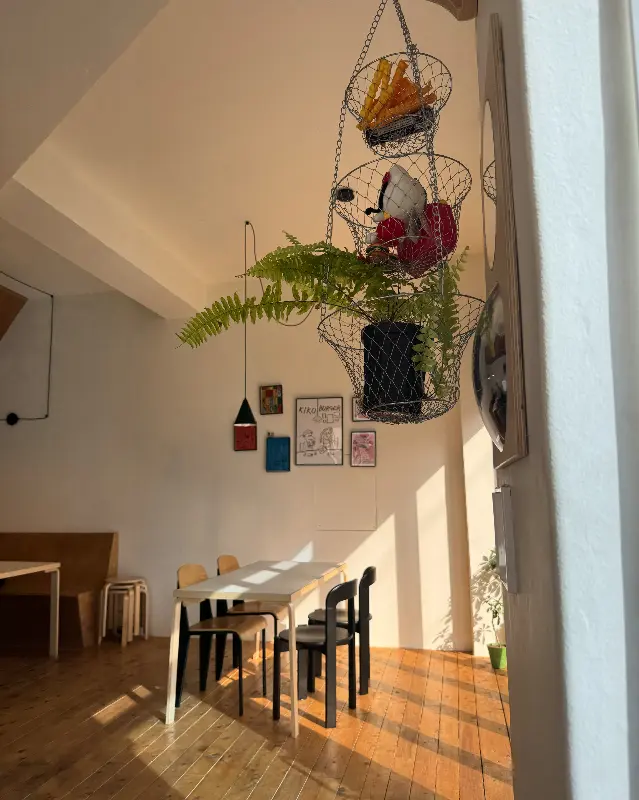 아늑하고 편안한 분위기의 키코버거 내부