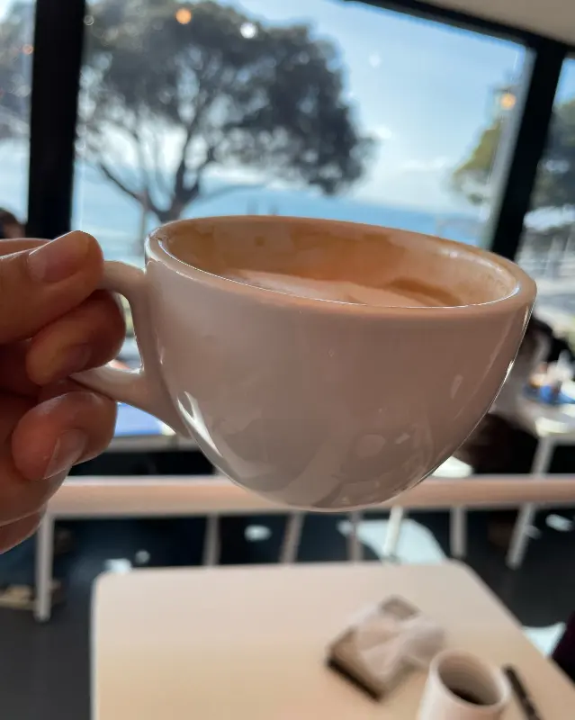 따뜻한 카페라떼 한 잔