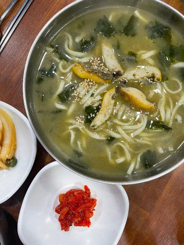 싱싱한 전복이 듬뿍 들어간 칼국수