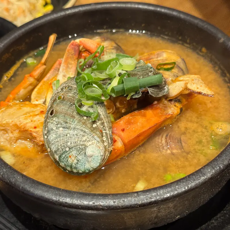 해산물이 듬뿍 들어간 전복해물뚝배기